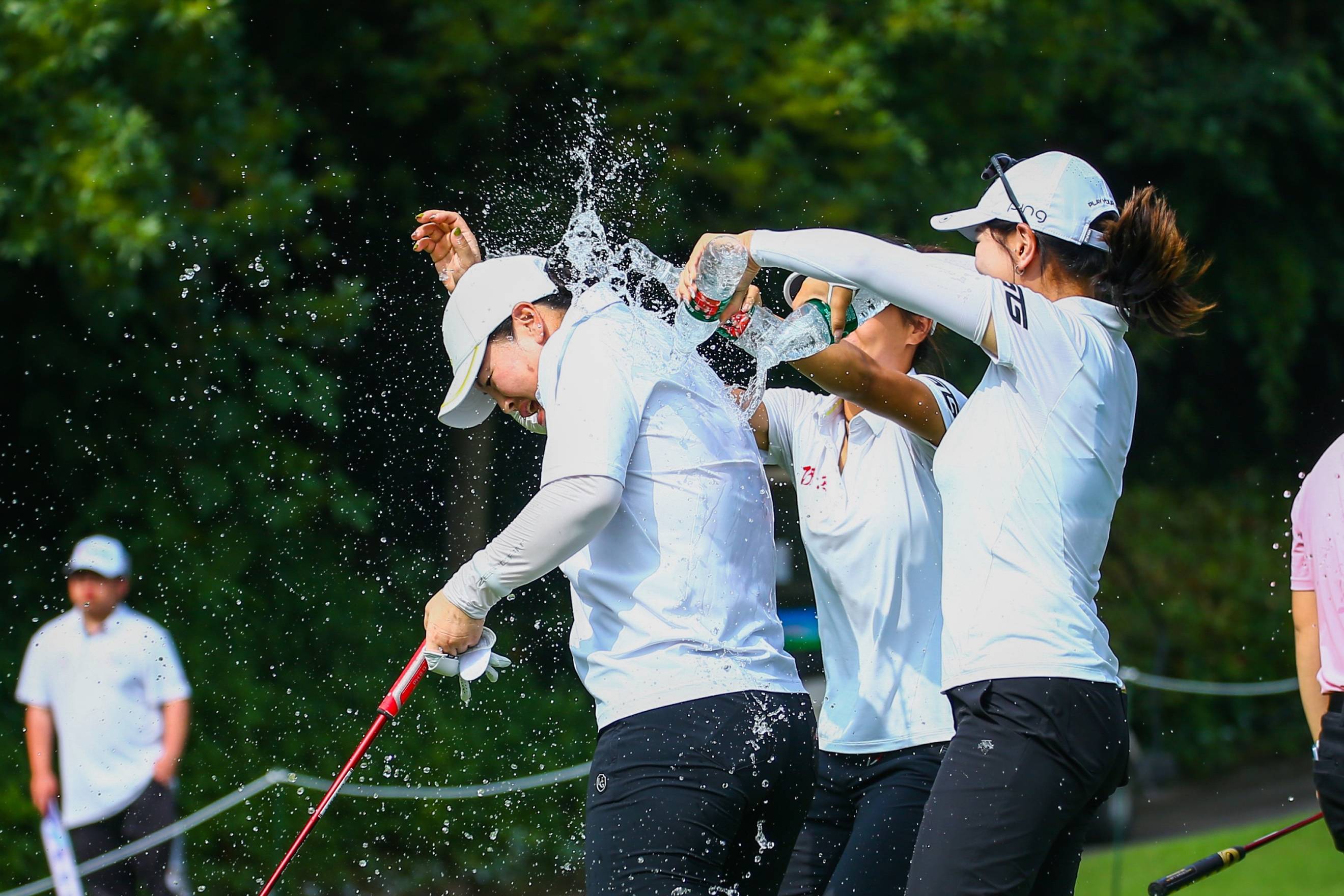 包含高尔夫选手刷新世界纪录，震撼全场的词条