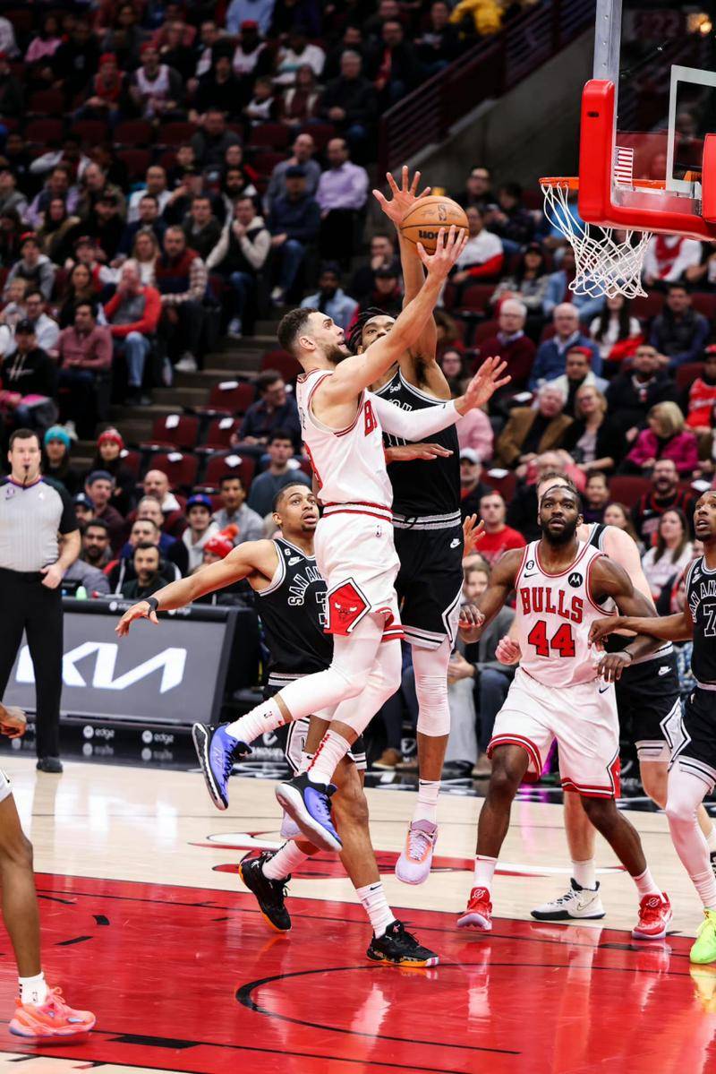 篮网鏖战深圳队,欧文统治全场 篮网鏖战深圳队,欧文统治全场