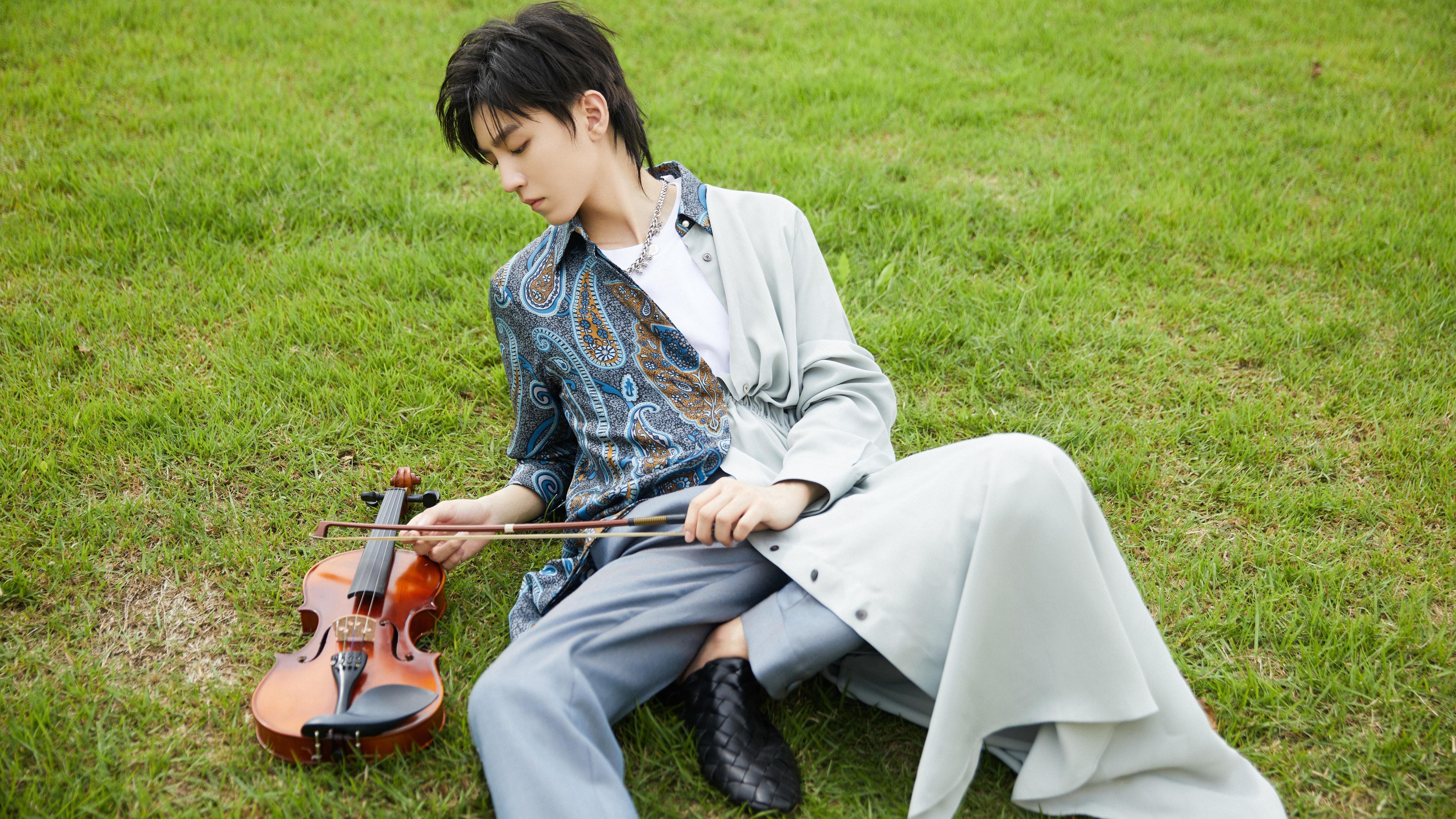 赛道冰与火,哈斯绝境逆袭的寒光,与维斯塔潘席卷赛道的烈焰