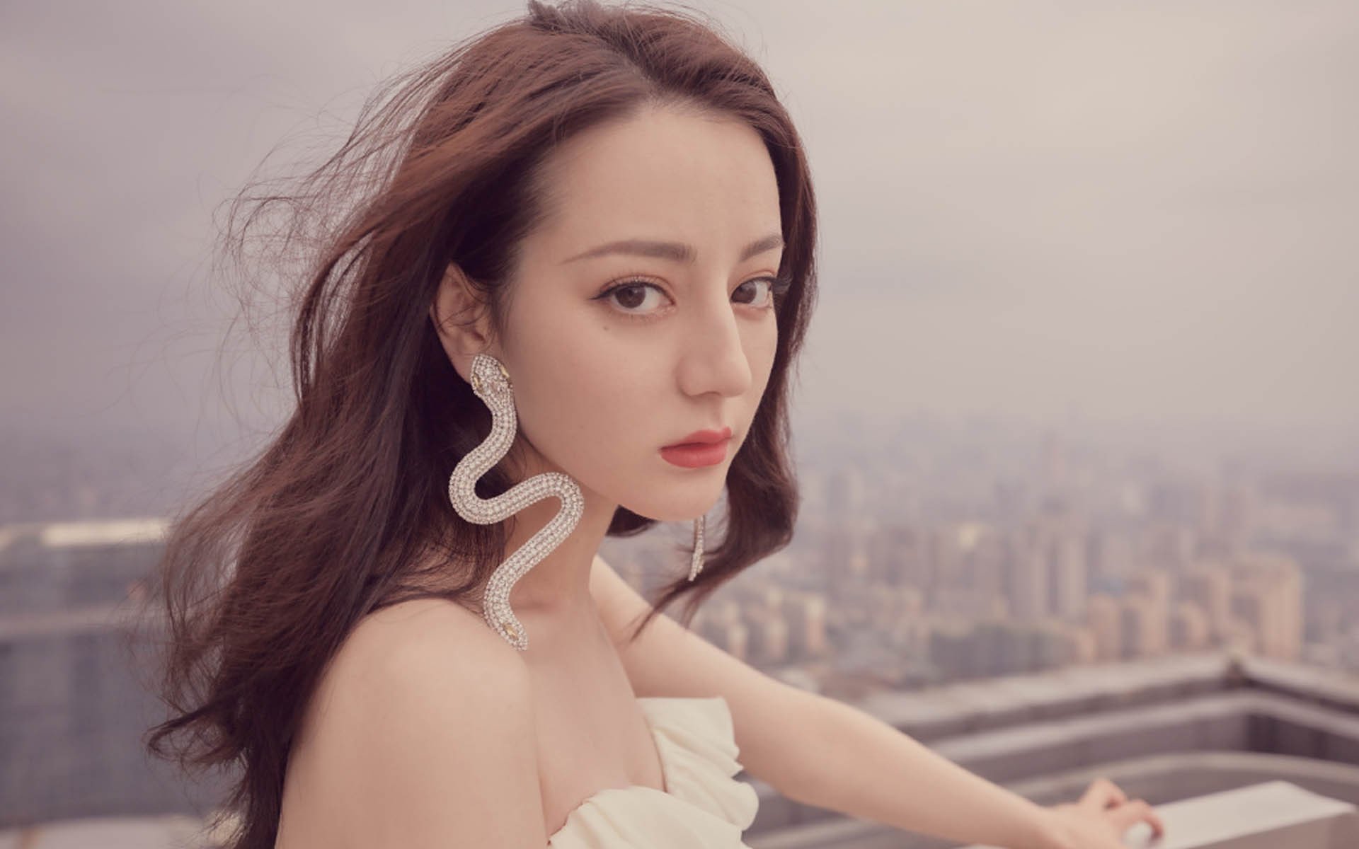 当绿茵征服街道，阿尔及利亚的崛起与莫德里奇的越界统治