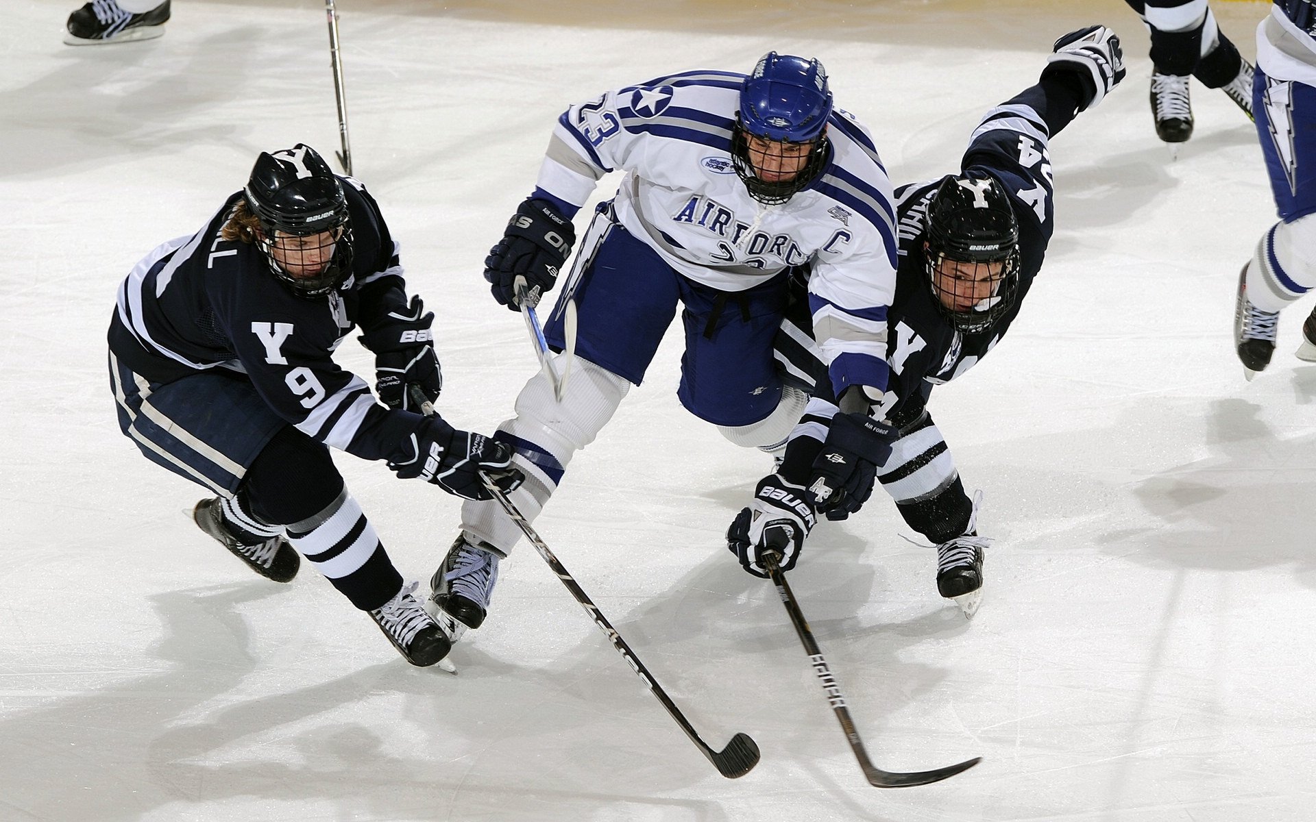 西甲国家德比焦点战，巴萨黄蜂式闪电战击溃皇马火箭攻势