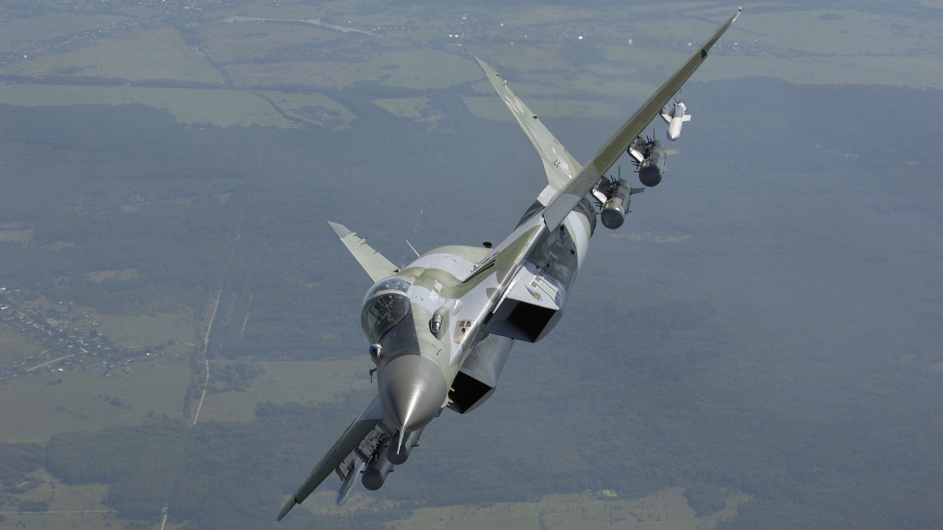 平行时空的震颤，当F1引擎在巴林咆哮，斯通斯在NBA赛场绽放